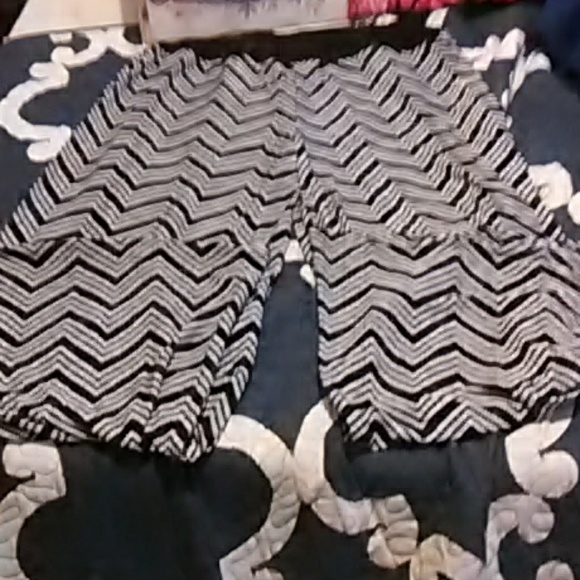 Black and White Chevron Pattern Wideleg Pants - Picture 1 of 5